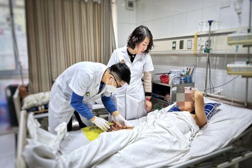 Nam thiếu niên 16 tuổi dập nát bàn tay phải do pháo tự chế phát nổ