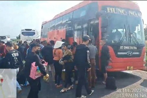 Phát hiện xe khách có tem kiểm định giả, chở quá 30 người