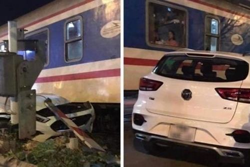 Tàu hỏa lại va chạm ô tô ở Hà Nội