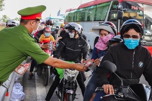 Công an Vĩnh Long phát nước suối tặng người đi đường