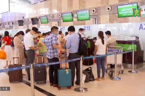 Lượng hành khách qua sân bay Nội Bài tăng cao