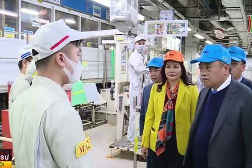 Chủ tịch TP. Hà Nội thăm, động viên sản xuất đầu năm