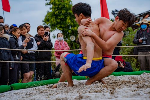 Đầu năm xem các đô vật tranh tài tại lễ hội trăm tuổi ở cố đô Huế