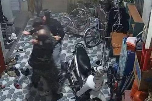 Người đàn ông bị nam thanh niên mang dao tới nhà truy sát trong đêm