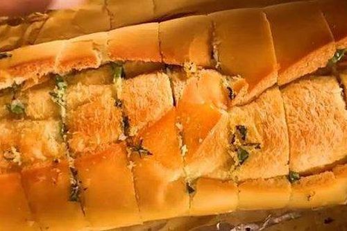 Ra chợ mua bánh mì chỉ vài nghìn về trộn sốt nướng theo công thức sau thành món ăn tuyệt ngon giá trăm nghìn ở nhà hàng