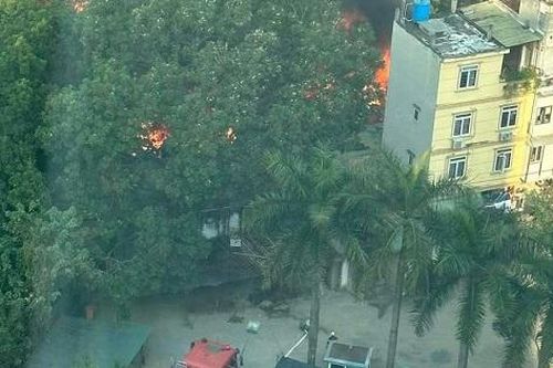 Hà Nội: Lửa cháy bốc cao do đốt rác tại quận Nam Từ Liêm