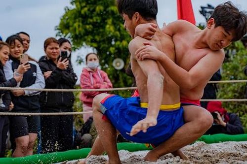 Cận cảnh những màn tranh tài hấp dẫn tại hội vật làng Thủ Lễ