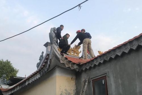 Cảnh sát nhanh chóng khống chế kẻ sát hại người thân rồi trèo lên nóc đền