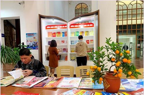 'Mùa xuân dâng Đảng' - Triển lãm tư liệu- báo Xuân Quý Mão 2023