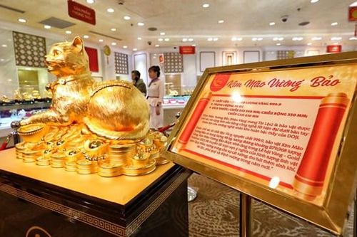 Hà Nội: Cận cảnh tượng mèo bằng vàng 9999 khổng lồ nặng 48 kg