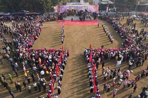 Vạn người đổ về lễ hội Mường Khô xem rước kiệu, chơi trò chơi dân gian