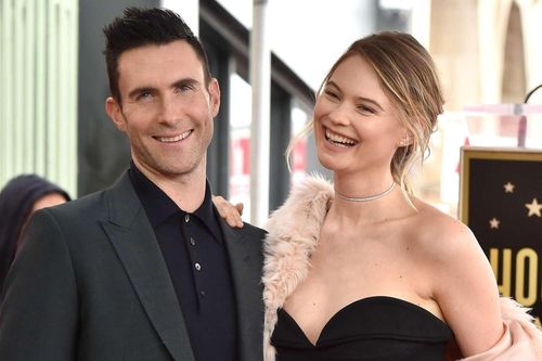 Vợ chồng Adam Levine chào đón con thứ ba