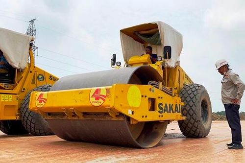 Công trường cao tốc Bắc – Nam sôi động ngày đầu năm mới