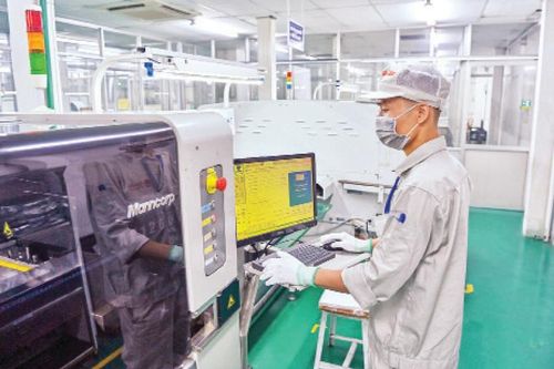 Rộn ràng không khí sản xuất tại các doanh nghiệp