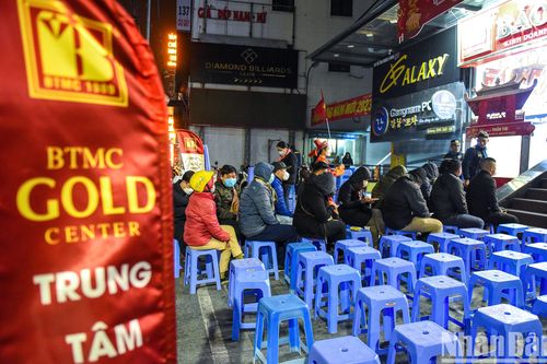 Xếp hàng từ tờ mờ sáng đợi mua vàng trong ngày vía Thần Tài đầu năm