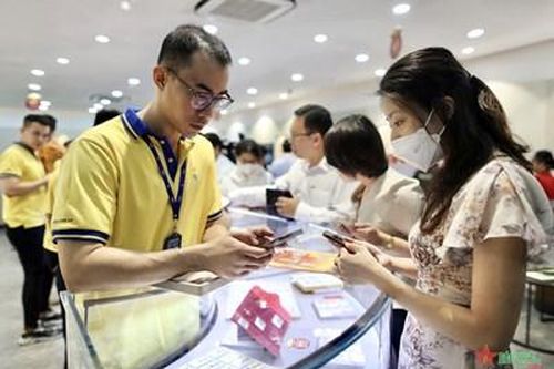 TP Hồ Chí Minh: Nhộn nhịp thị trường mua sắm vàng ngày vía Thần Tài