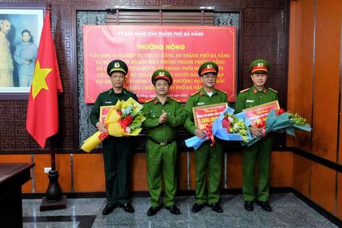 Khen thưởng đột xuất các lực lượng cứu hộ thành công phượt thủ bị nạn