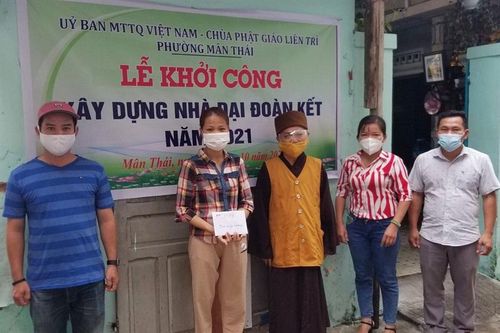 Tận tâm giúp đỡ người nghèo