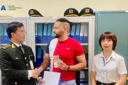 Hành khách nước ngoài được hỗ trợ tìm áo khoác chứa 60 triệu đồng bỏ quên tại sân bay Nội Bài