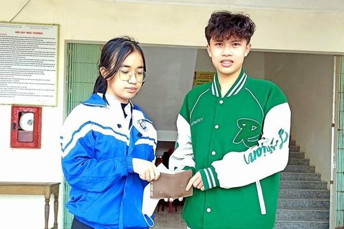 Khen thưởng nam sinh Quảng Trị trả lại 15 triệu đồng cho bạn cùng trường làm mất
