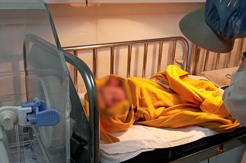Cứu sống bé sơ sinh còn nguyên dây rốn bị bỏ rơi trên tàu