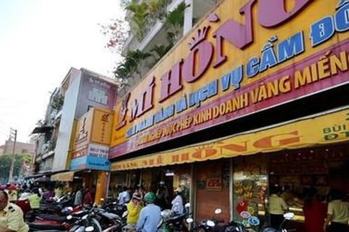 Người dân TP HCM đội nắng giữa trưa đi mua vàng ngày Thần Tài