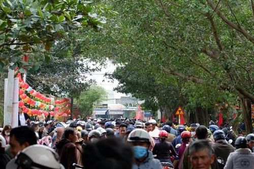 Hàng nghìn người chen chân tại lễ hội đình ở Đà Nẵng