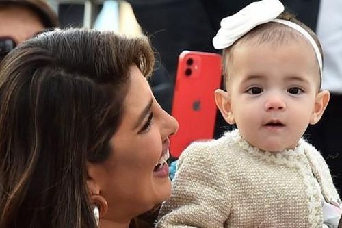 Con gái Hoa hậu Thế giới Priyanka Chopra lần đầu lộ diện