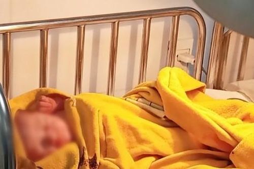 Bé gái sơ sinh còn nguyên dây rốn bị bỏ rơi trên tàu SE1