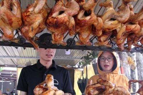 Khó cưỡng với đặc sản gà nướng, cơm lam Măng Đen