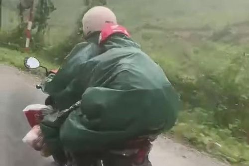 Xúc động hình ảnh cô giáo chở 2 con đến trường vùng cao trong mưa lạnh
