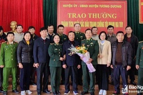 Trao thưởng chuyên án thu giữ 12kg nhựa cây thuốc phiện và 12.000 viên ma túy tổng hợp tại Tương Dương