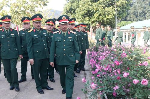 Tư lệnh Quân khu 4 kiểm tra công tác chuẩn bị huấn luyện và tiếp nhận chiến sĩ mới năm 2023