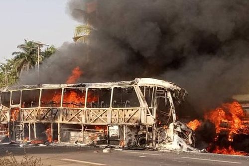 Benin: Xe buýt bốc cháy sau khi va chạm xe tải, 22 người thiệt mạng