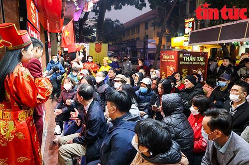 Xếp hàng từ 3 giờ sáng đợi mua vàng cầu may ngày vía Thần Tài