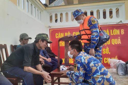 Đảo Đá Lớn ứng cứu kịp thời 5 ngư dân tàu cá Phú Yên gặp nạn trên biển Trường Sa