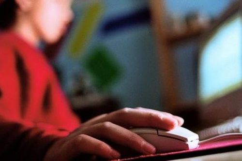 Báo động tình trạng trẻ em Anh xem phim khiêu dâm bạo lực
