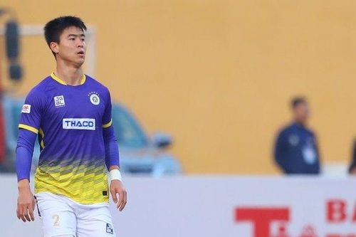 Duy Mạnh gây phẫn nộ khi đạp vào đầu cựu sao HAGL