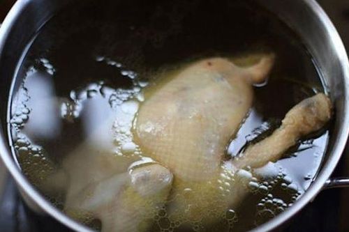 Luộc gà nhớ cho thêm thứ này, đảm bảo thịt thơm ngọt, da giòn, không bị nứt