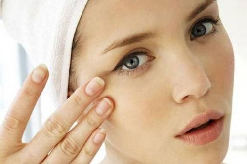 Trị thâm mắt bằng nguyên liệu trong bếp