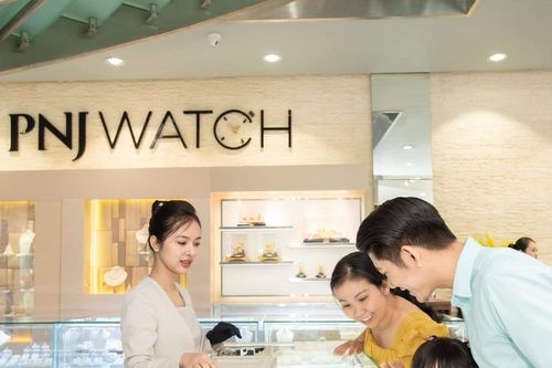 Nhộn nhịp mua sắm ngày vía Thần tài