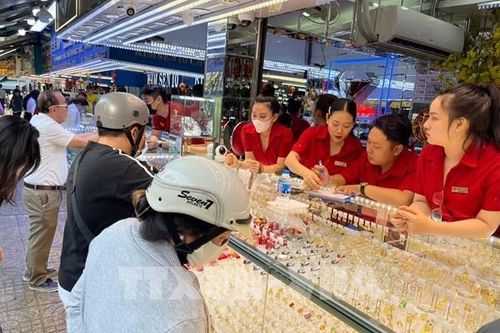 Thị trường vàng Tp. Hồ Chí Minh nhộn nhịp ngày Vía Thần tài