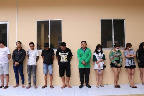 Bắt quả tang 4 nữ, 6 nam 'thác loạn' trong căn nhà không số lúc nửa đêm