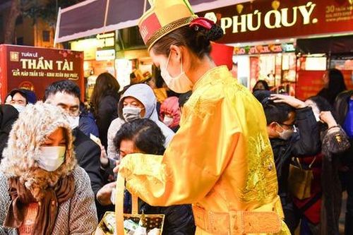 Ngày vía Thần Tài: Người dân xếp hàng từ rạng sáng, giá vàng trong nước lao dốc