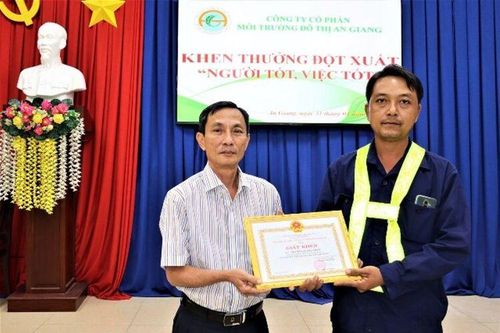 Khen thưởng đột xuất công nhân môi trường làm theo lời Bác