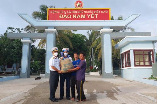 Cán bộ, chiến sĩ Trường Sa hỗ trợ ngư dân gặp nạn, khó khăn trên biển