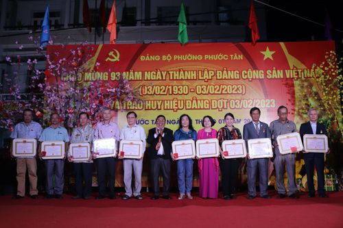Phường Phước Tân: Trao tặng huy hiệu Đảng cho 12 đảng viên