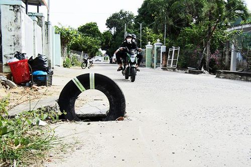 Cần sửa chữa nắp cống