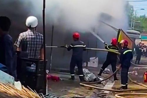 Đồng Nai: Đám cháy lớn thiêu rụi 8 ki ốt trái cây tại chợ Long Khánh