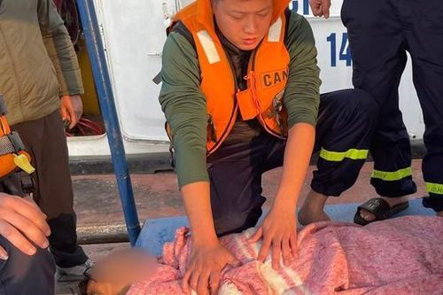 Cứu nam thanh niên nhảy cầu Long Biên
